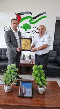 الاتحاد العام للمعلمين الفلسطينيين يكرم رئيس بلدية بيرزيت تقديراً لدعمه المسيرة التعليمية