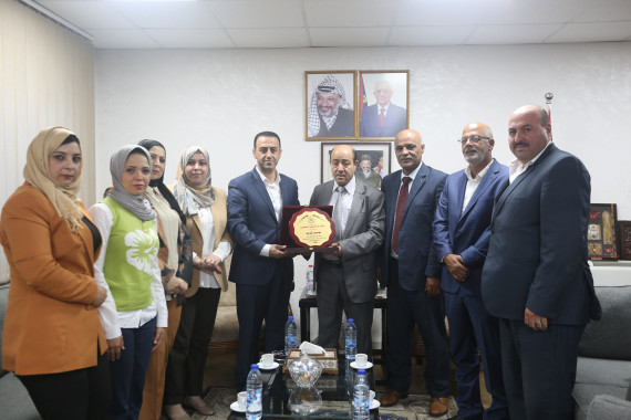 الاتحاد العام للمعلمين يكرم ديوان الموظفين لحصوله على جائزة دولية