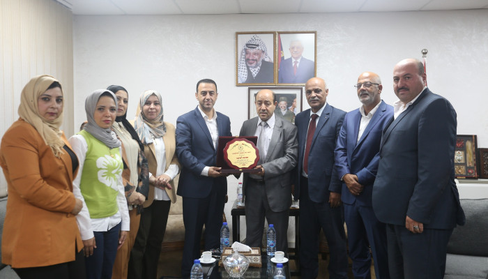 الاتحاد العام للمعلمين يكرم ديوان الموظفين لحصوله على جائزة دولية