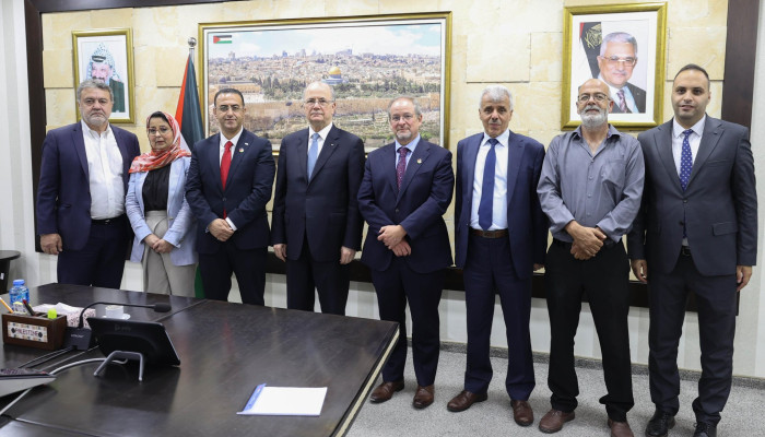 رئيس الوزراء الدكتور محمد مصطفى يستقبل وفد الدولية للتربية والاتحاد العام للمعلمين الفلسطينيين لبحث أزمة الرواتب وحشد الدعم الدولي