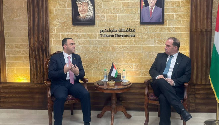 محافظ طولكرم والأمين العام لاتحاد المعلمين يكرّمون الرعيل الأول من المعلمين المتقاعدين